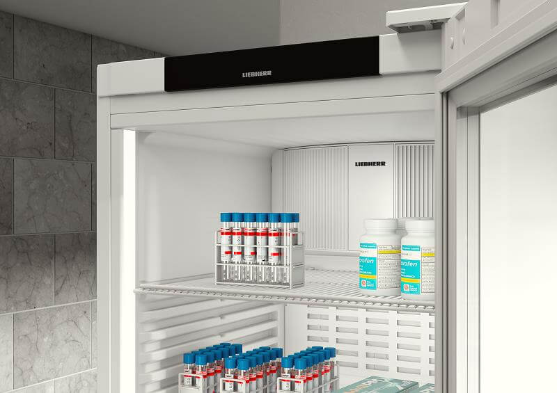 intérieur du réfrigérateur avec porte ouverte et tubes à essai sur étagères